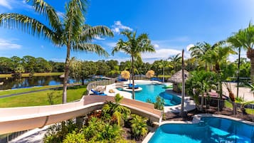 Una piscina al aire libre, una piscina climatizada