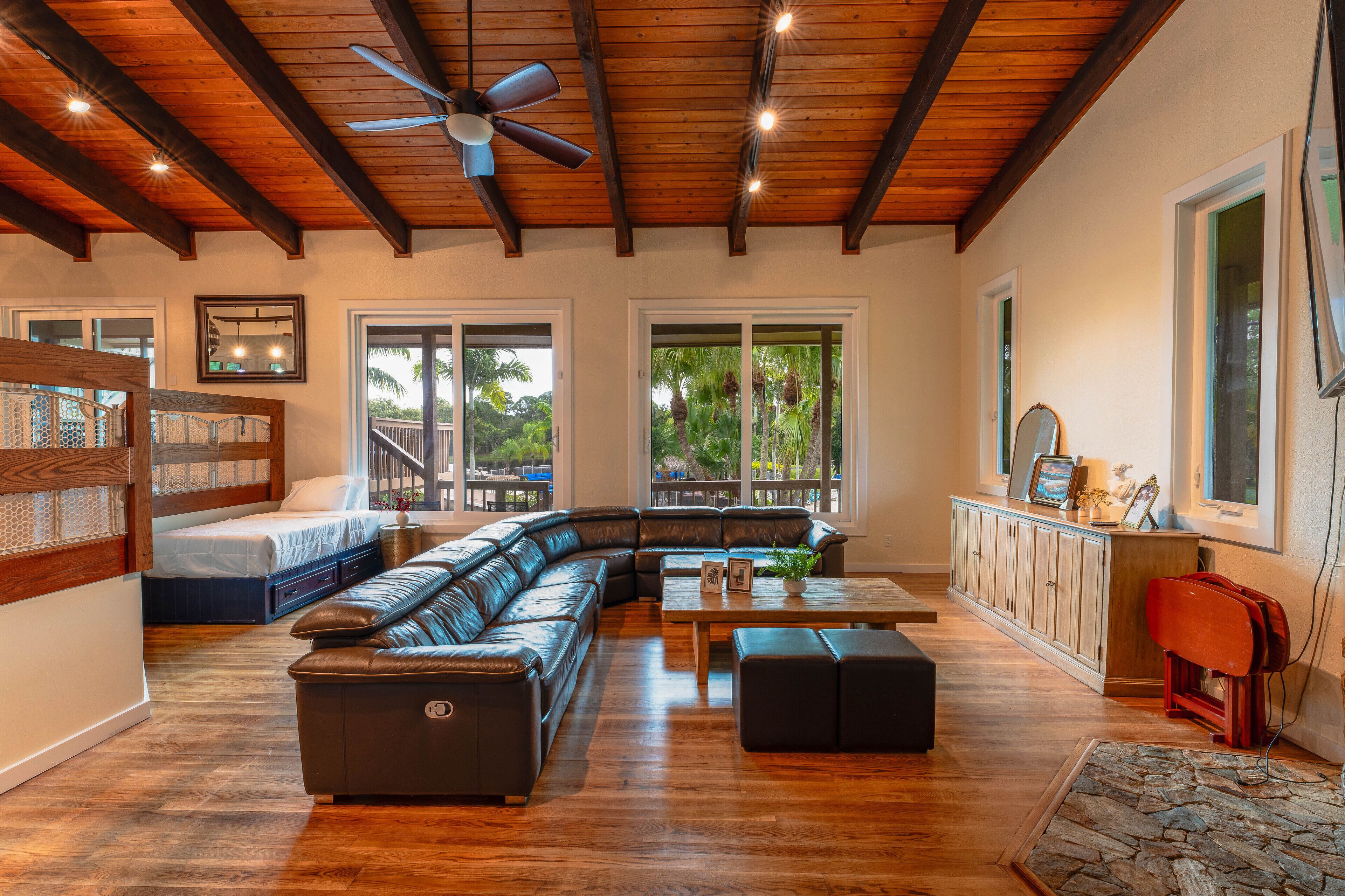 Smart TV, chimenea, videojuegos, mesa de ping pong