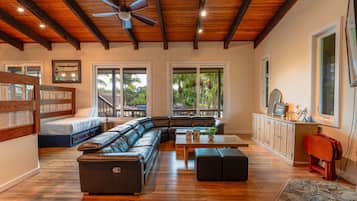 Smart TV, chimenea, videojuegos, mesa de ping pong