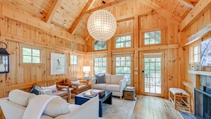 Un intérieur en bois avec un canapé, une table basse et une cheminée.