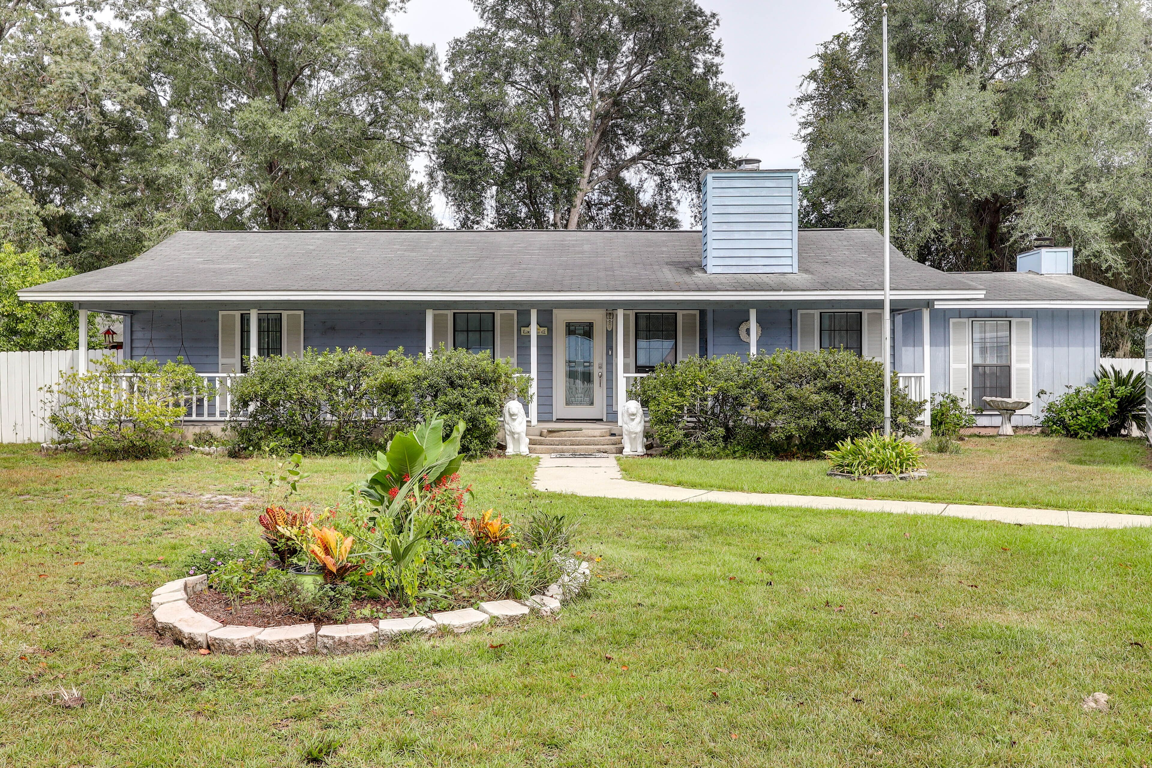 Charming Kingsland Getaway w/ Screened Porch!