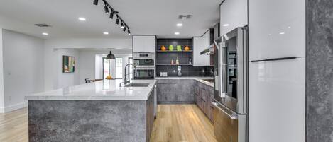 Fridge, microwave, stovetop, dishwasher