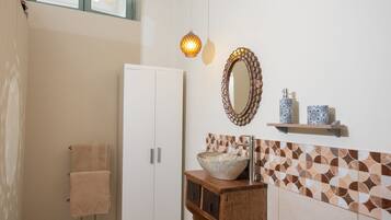 Classic Double Room | Bathroom | Rainfall showerhead, hair dryer, towels, soap