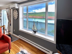 TV, stereo - Captain's suite @ The Homestead Oceanfront (Norman's Cove-Long Cove)