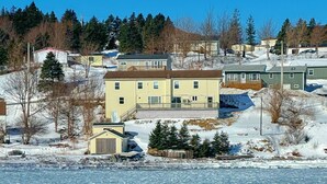 Una zona residenziale con case, un piccolo molo e un lago ghiacciato.