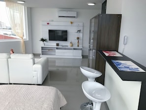 Studio Panoramique, balcon | Salle de bain | Douche, serviettes fournies