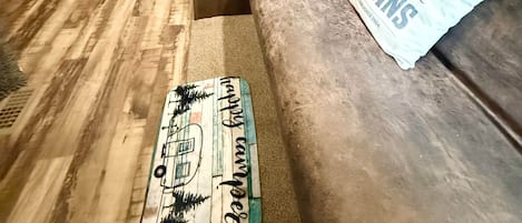 Televisión, reproductor de DVD y libros