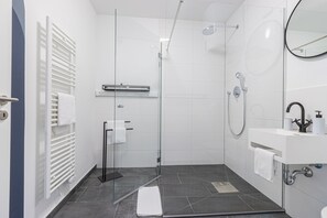 Shower, free toiletries, hair dryer, towels - zzzpace Smart-Hotel Bielefeld (Bielefeld)