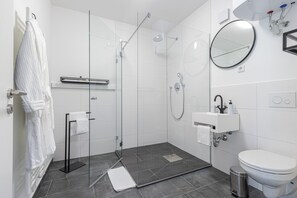 Dusj, toalettartikler (inkludert), hårføner og håndklær