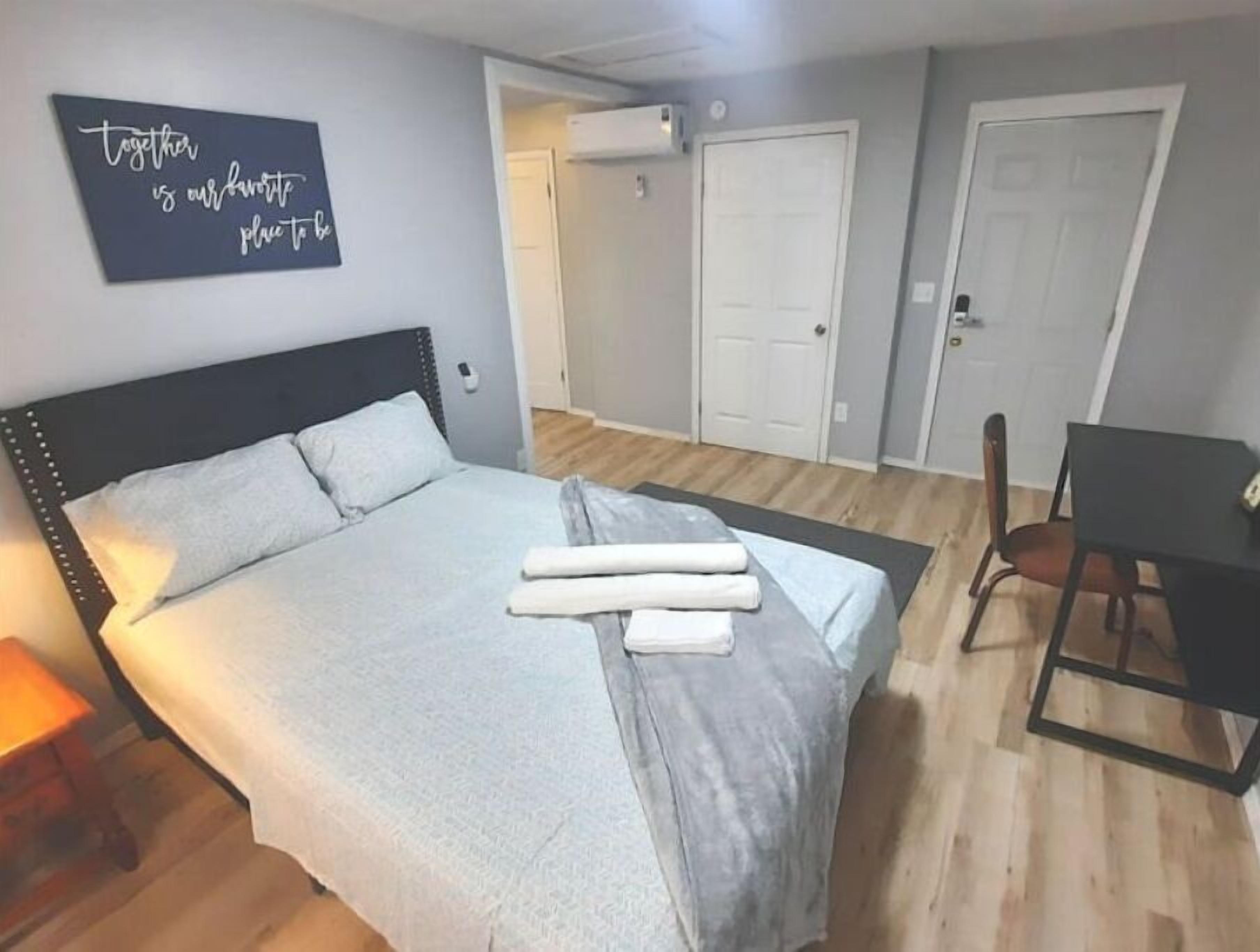 1 habitación, tabla de planchar con plancha, wifi gratis y ropa de cama 