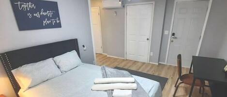 1 habitación, tabla de planchar con plancha, wifi gratis y ropa de cama