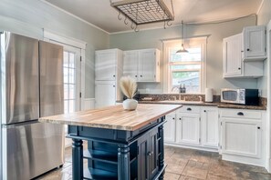 Mikrobølgeovn, brødrister, blender, spisebord