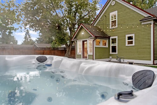 Lux Kalispell Farmhouse w/ Large Hot Tub
