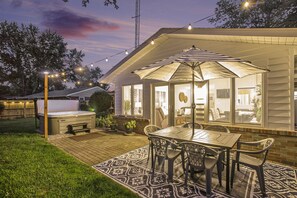 Outdoor dining - Family Fun House: Hot Tub*Ping Pong*Nintendo*Fire (Stevensville)