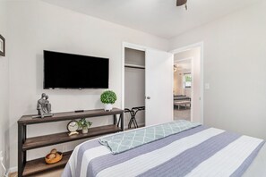 4 bedrooms, desk, iron/ironing board, travel cot