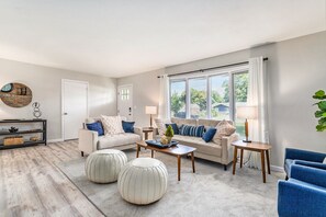 TV, video games, foosball, table tennis - Family Fun House: Hot Tub*Ping Pong*Nintendo*Fire (Stevensville)