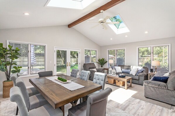 Dining - Family Fun House: Hot Tub*Ping Pong*Nintendo*Fire (Stevensville)