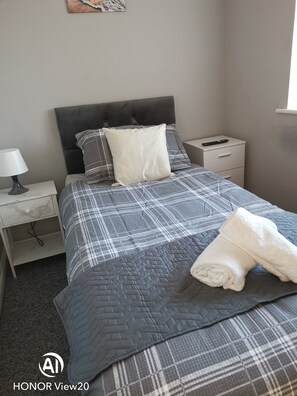 3 室のベッドルーム、アイロン / アイロン台、WiFi (無料)、ベッドシーツ