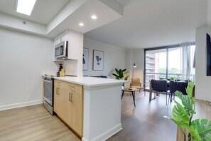 Leilighet – deluxe | Eget kjøkken | Kjøleskap, mikrobølgeovn, ovn og oppvaskmaskin