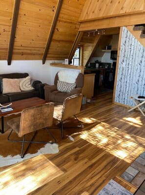 Smart-TV, Kamin, Videospiele, Bücher