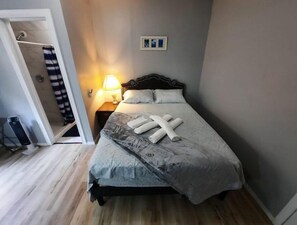 1 habitación, tabla de planchar con plancha, wifi gratis y ropa de cama 