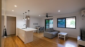 Căn hộ, 2 phòng ngủ (Private Courtyard) | Khu phòng khách | Smart TV 50-inch có truyền hình kỹ thuật số 