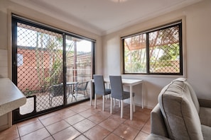 Apartament, 1 dormitori (Private Courtyard) | Zona de menjador de l'habitació