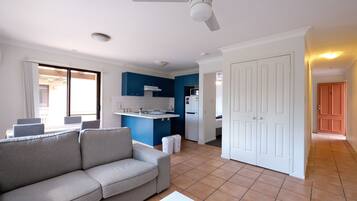 Apartamento, 2 quartos, terraço | Área de estar | Smart TV 50 polegadas com canais digitais