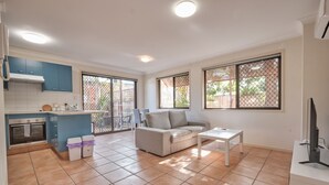Leilighet, 1 soverom (Private Courtyard) | Oppholdsområde | En 50-tommers smart-TV med digitale kanaler