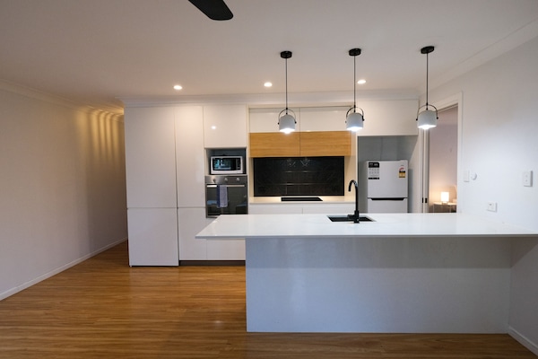 Apartment, 2 Bedrooms (Private Courtyard) | Dapur peribadi | Peti sejuk/penyejuk beku saiz penuh, ketuhar gelombang mikro, ketuhar