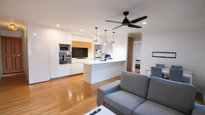 Căn hộ, 2 phòng ngủ (Private Courtyard) | Khu phòng khách | Smart TV 50-inch có truyền hình kỹ thuật số 