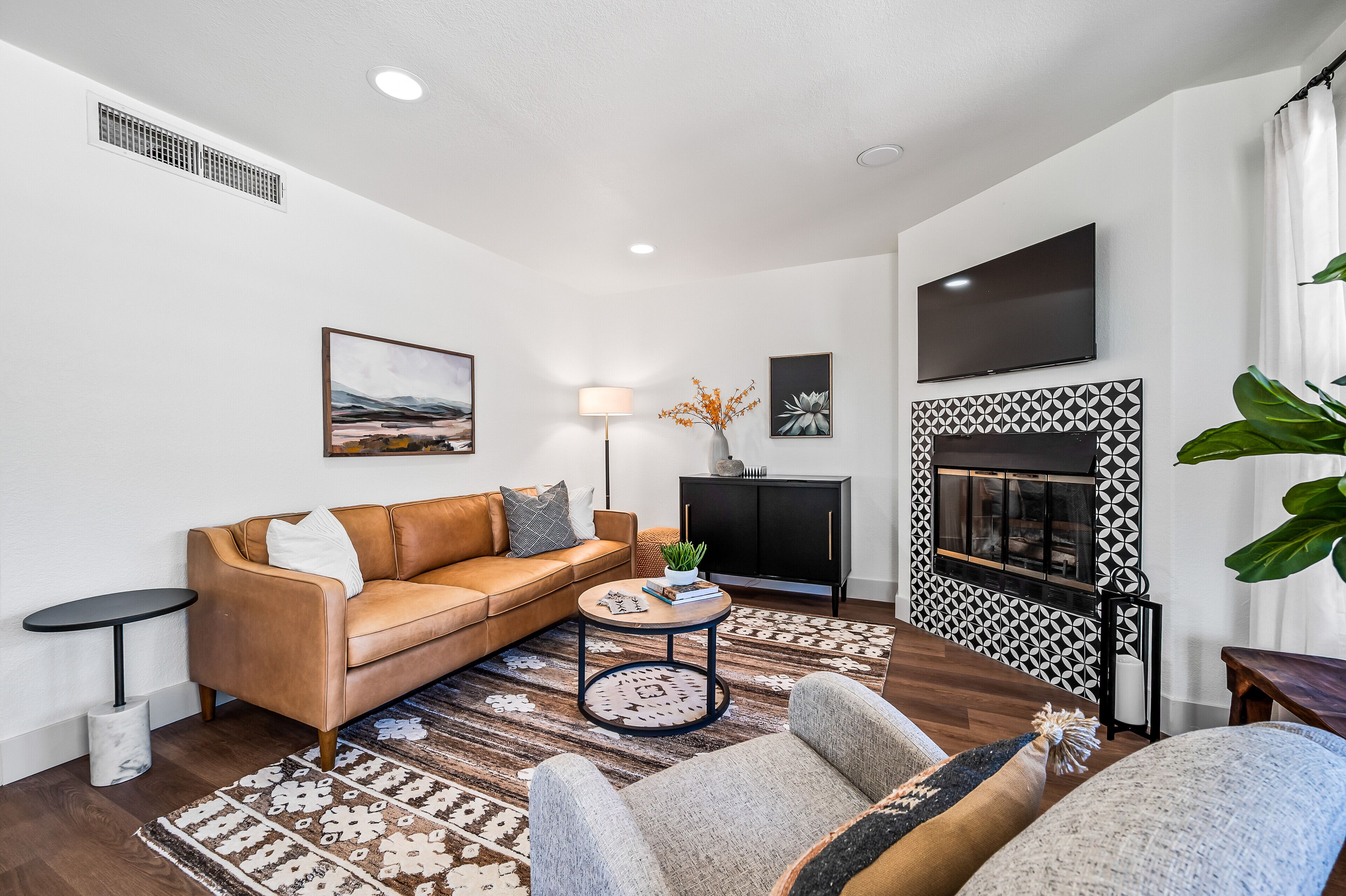 Smart TV y chimenea 