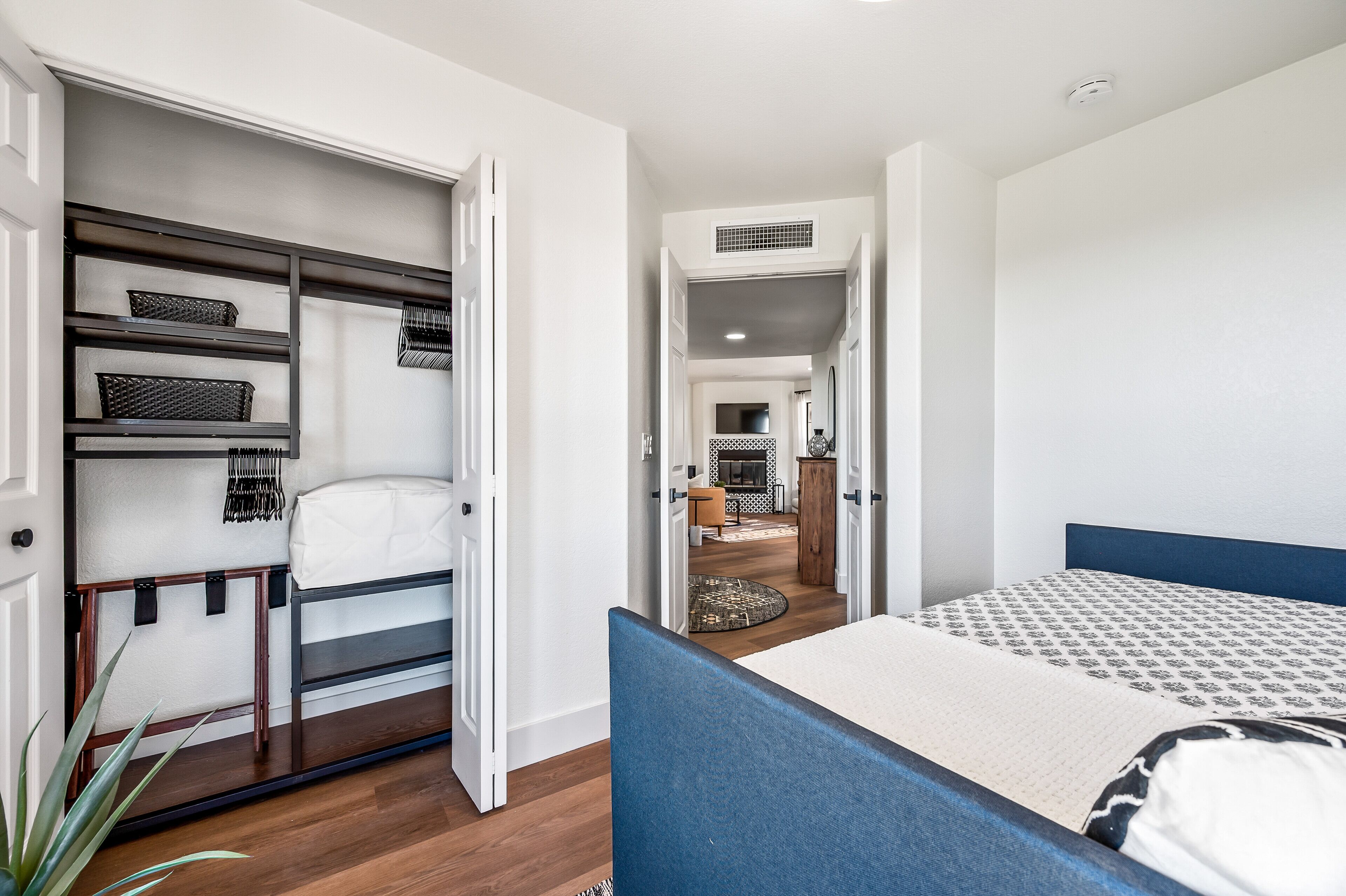 Une chambre à coucher comprenant un lit, une armoire et un espace bureau.