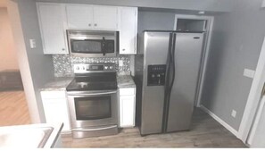 Fridge, microwave, oven, stovetop - Lovely 2-bedroom rental unit with free parking
 (Columbus)