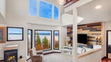 TV connectée, cheminée, baby-foot, livres