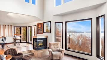 TV connectée, cheminée, baby-foot, livres