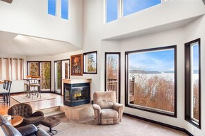 TV connectée, cheminée, baby-foot, livres