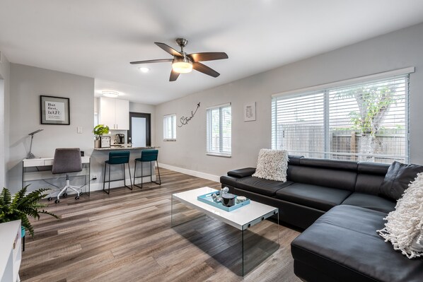 TV - Cozy Corner Cottage 2BR 1BA HUGE fenced in Yard (Delray Beach)