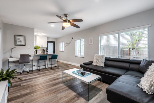 Cozy Corner Cottage 2BR 1BA HUGE fenced in Yard