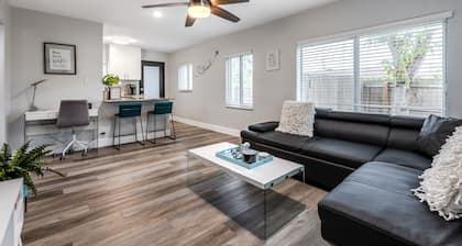 Cozy Corner Cottage 2BR 1BA HUGE fenced in Yard