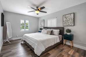 2 bedrooms, iron/ironing board, WiFi, bed sheets - Cozy Corner Cottage 2BR 1BA HUGE fenced in Yard (Delray Beach)