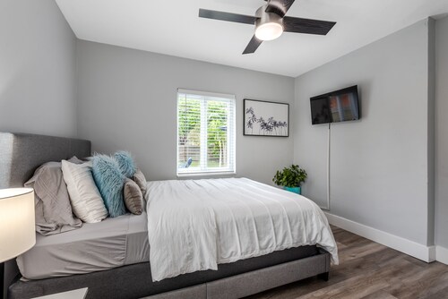 Cozy Corner Cottage 2BR 1BA HUGE fenced in Yard