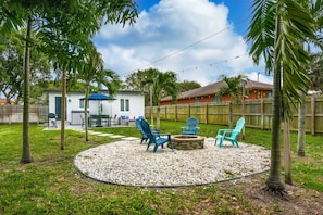 Property grounds - Cozy Corner Cottage 2BR 1BA HUGE fenced in Yard (Delray Beach)