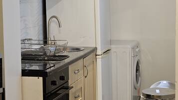 City appartement | Privékeuken | Een koelkast met diepvriezer, een oven, een kookplaat