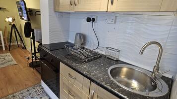 City appartement | Privékeuken | Een koelkast met diepvriezer, een oven, een kookplaat