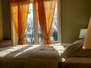 4 chambres, coffres-forts dans les chambres, bureau