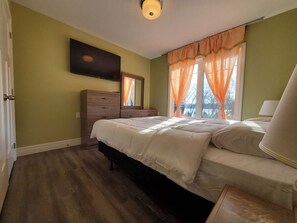 4 多间卧室、客房内保险箱、办公桌、熨斗/熨衣板