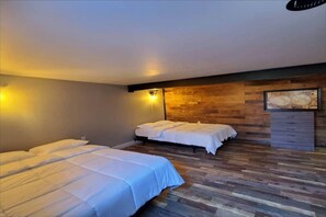 4 bedrooms, in-room safe, desk, iron/ironing board - Bizlodge County Greenside Lakeview (Greenpoint Lodge) (Prince Edward)