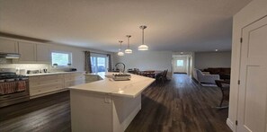 Interior - Bizlodge County Greenside Lakeview (Greenpoint Lodge) (Prince Edward)