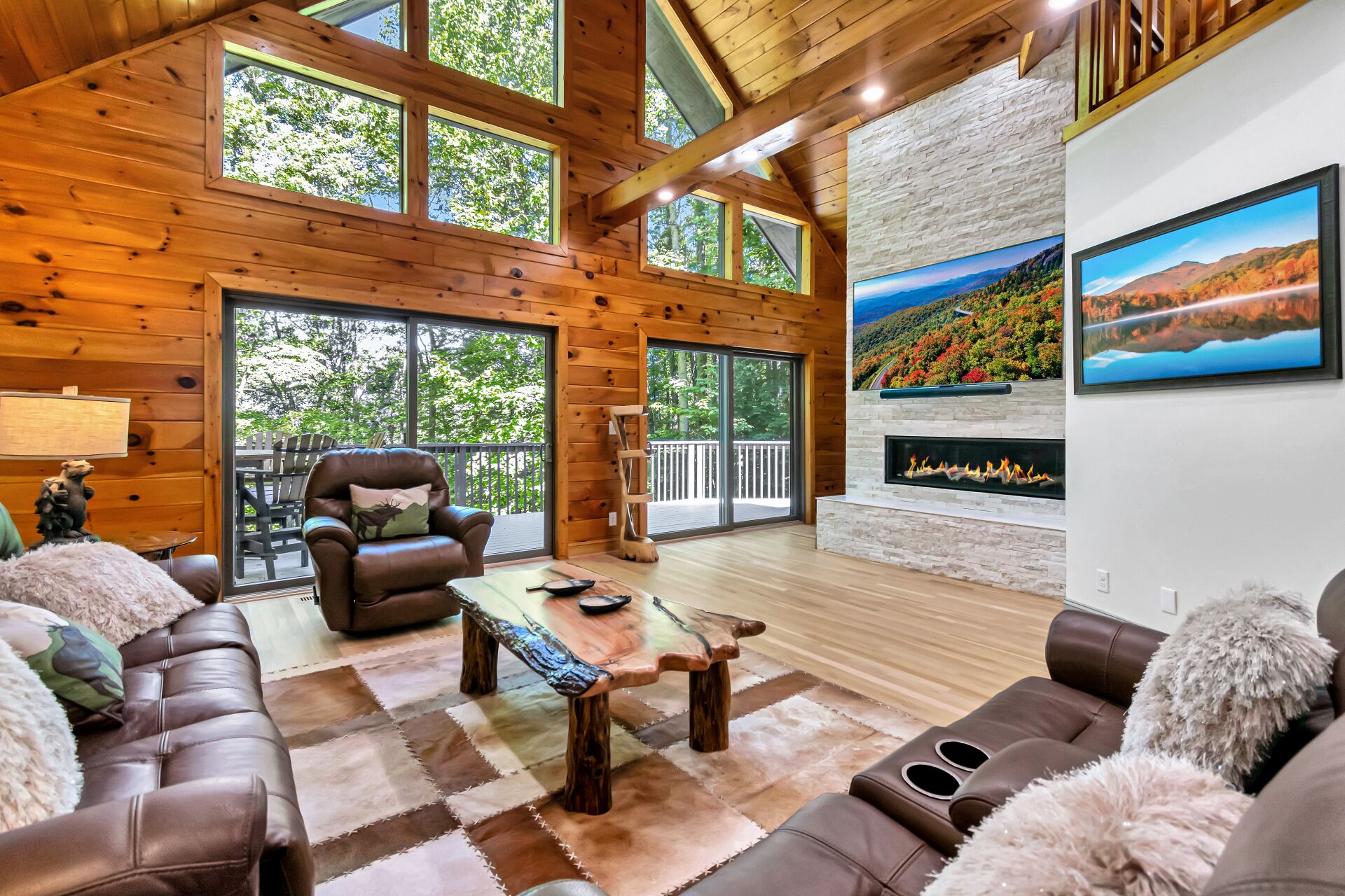 The Beary Kozy Cabin: Private Oasis with Salt Water Hot Tub & AC